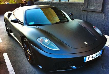 "فيراري F430" مغطاة بالجلد تثير الدهشة